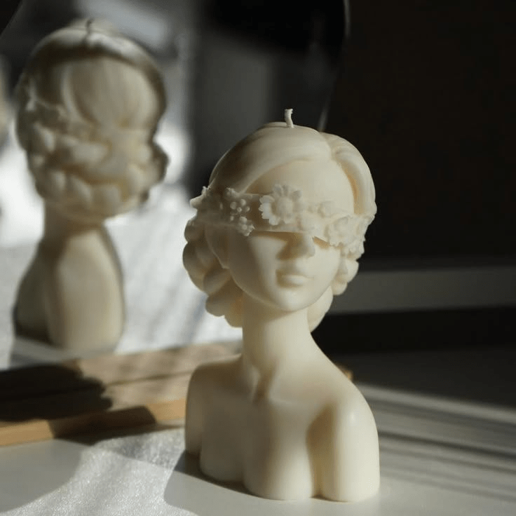 Blindfold-lady-candle Vela Aesthetic Dália Perfumada - Imagem 1